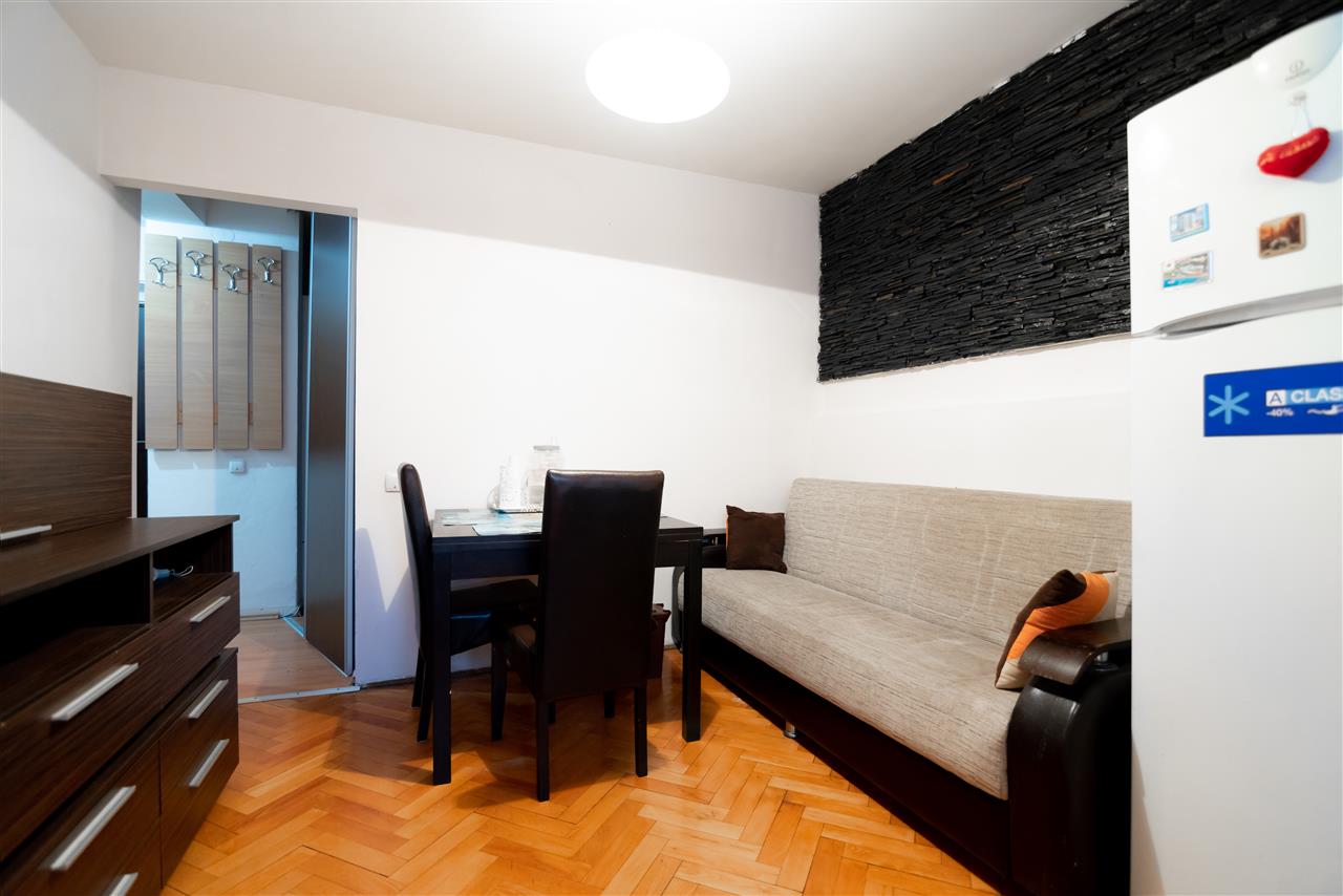 Apartament 2 camere decomandat, etaj intermediar, Oradea, zona Rogerius, str.Iza